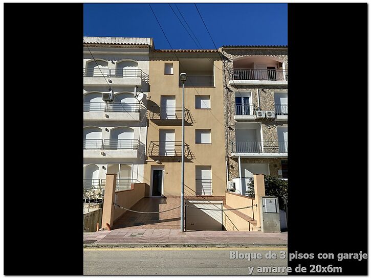 Edifici en venda a Empuriabrava, 3 apartaments, garatge gran i amarratge de 20x6m