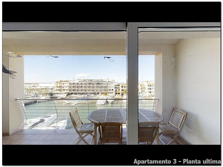 Edifici en venda a Empuriabrava, 3 apartaments, garatge gran i amarratge de 20x6m