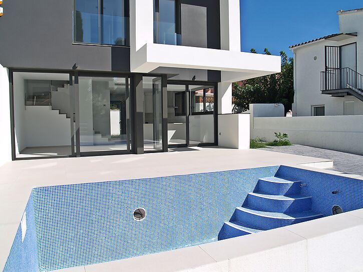 Nova casa d&acute;estil modern en venda Empuriabrava ( D )