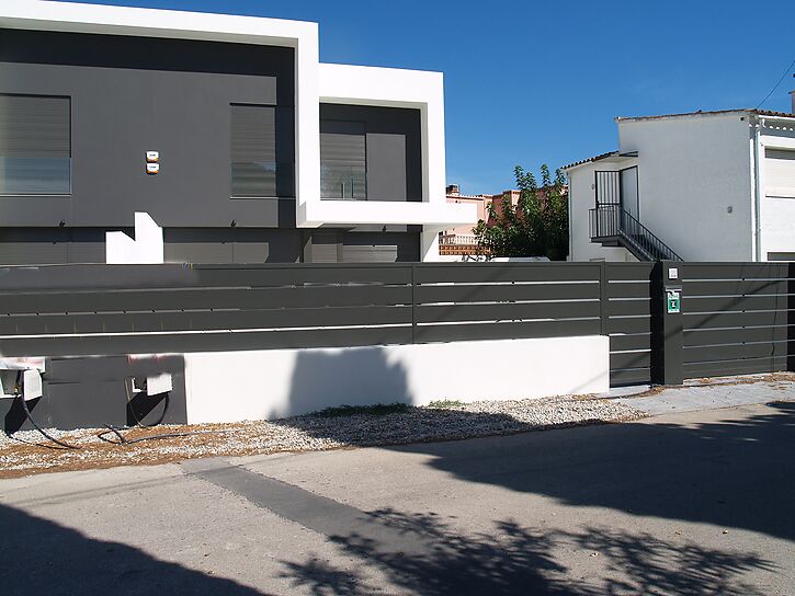 Nova casa d&acute;estil modern en venda Empuriabrava ( D )