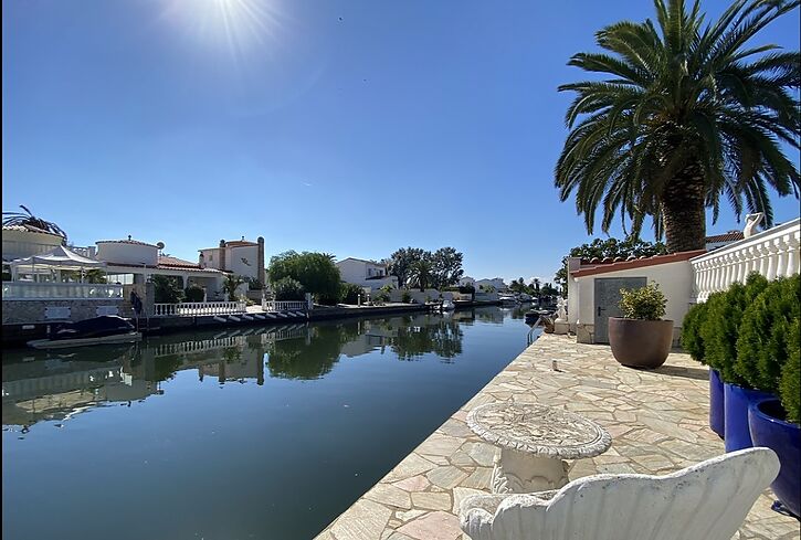 Casa al canal ample amb piscina a la venda a Empuriabrava